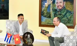 Đại sứ quán Cuba tại Việt Nam tiếp nhận tác phẩm "Fidel Castro Ruz - Cuba trong trái tim người Việt"