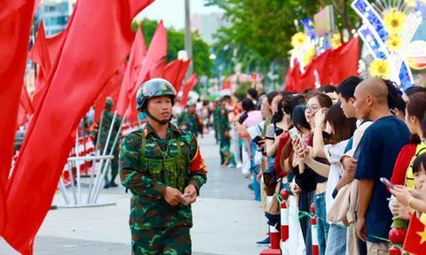 Video: Những khoảnh khắc "đốn tim" giữa bộ đội và các cháu thiếu nhi