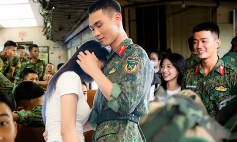 Cảnh tượng đặc biệt tại ga Hà Nội sáng 3/9: Người dân bịn rịn chia tay cán bộ, chiến sĩ miền Nam sau khi hoàn thành nhiệm vụ A80