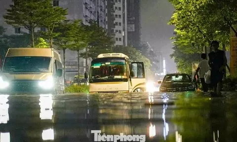 La liệt ôtô ngập nước trên đường phố Hà Nội, cứu hộ khẩn cấp xuyên đêm