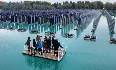 Tấm pin năng lượng mặt trời được lắp đặt theo cách không ngờ, tạo ra 2 triệu kWh điện mỗi năm