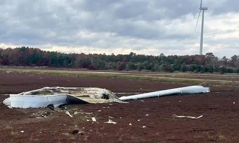 Sự cố khiến cánh turbine điện gió rụng khỏi tháp cao 92 mét