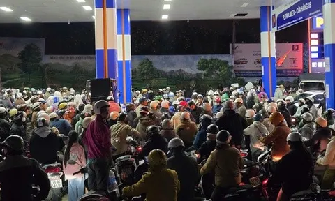 Người dân Đà Lạt ùn ùn đi đổ xăng trong đêm