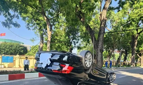 Hà Nội: Ô tô lật ngửa trên đường Hoàng Diệu sau khi đâm dải phân cách