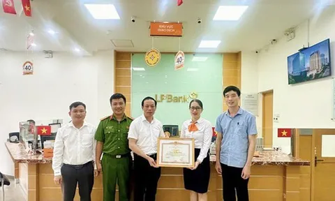 Bắc Ninh: Người phụ nữ đến ngân hàng yêu cầu rút trước hạn toàn bộ 2 sổ tiết kiệm, nhân viên LPBank thấy bất thường lập tức báo công an và được khen thưởng