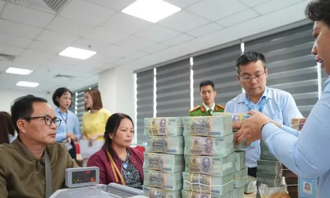 Người dân 'đất kim cương' cạnh hồ Hoàn Kiếm nhận tiền đền bù dự án quảng trường