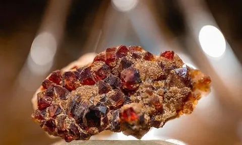 Khoan 106 lỗ xuống sa mạc, một quốc gia tìm thấy thứ quan trọng "tương đương với các mỏ ở Trung Quốc"