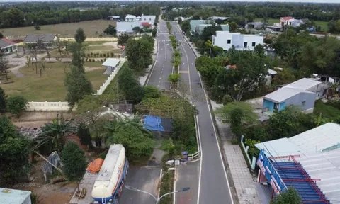 Kỳ lạ tuyến đường hàng chục tỷ đồng có ngôi nhà án ngữ giữa đường