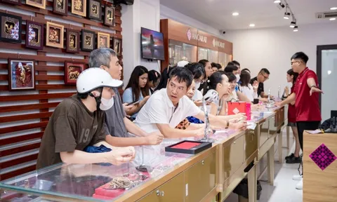 'Cơn sốt trắng' trên thị trường: nhà đầu tư bạc lãi gấp đôi, chuyên gia cảnh báo về hiệu ứng FOMO