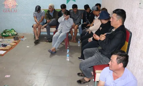 Ập vào nhà trọ Quốc Việt, bắt bà chủ Nguyễn Thị Phú và 15 người khác