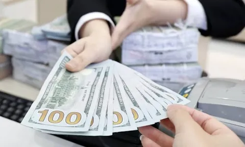 Người dân lưu ý đổi USD đúng chỗ để tránh bị phạt nặng theo quy định mới