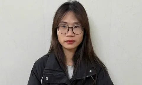 Nữ nhân viên ngân hàng rút ruột thẻ tín dụng của 39 khách hàng