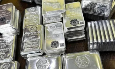 Chuyện gì đây: Quỹ bạc lớn nhất thế giới bán ra 500 tấn bạc trong 7 ngày