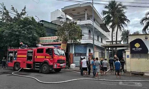 Cháy lớn thiêu rụi toàn bộ kho hàng một công ty ở Nha Trang