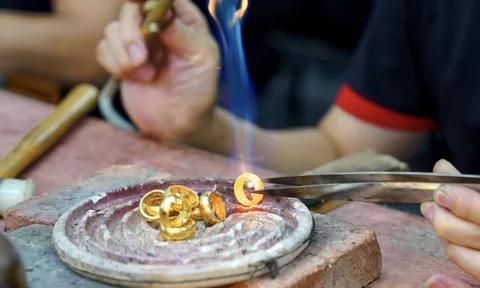 Giá vàng hôm nay 2-2 tiếp tục lao dốc khi mở cửa tuần mới, bạc tăng trở lại