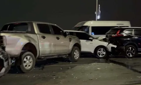 Tai nạn liên hoàn trên cầu Nhật Tân, hướng đi sân bay Nội Bài ùn tắc