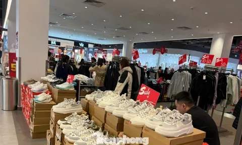 Cảnh lạ lùng tại siêu thị, trung tâm thương mại Hà Nội áp Tết