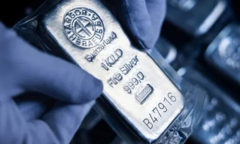 Thế lực nắm hơn 15.000 tấn bạc liên tục bán ra ở thời điểm nhạy cảm