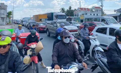 Người dân ùn ùn quay trở lại TPHCM chiều mùng 4 Tết, quốc lộ, cao tốc chật kín phương tiện