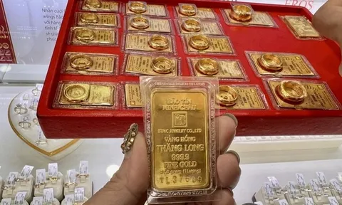 Giá vàng chiều nay 24/2: Người dân đội mưa xếp hàng mua vàng