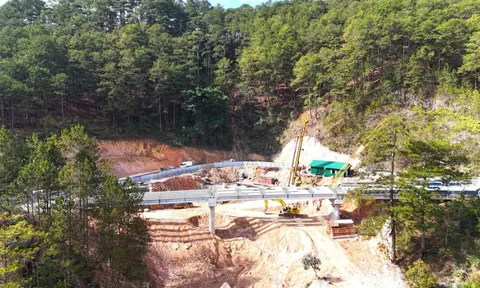 Cận cảnh cầu cạn qua điểm sạt lở khổng lồ trên đèo Mimosa tại Đà Lạt