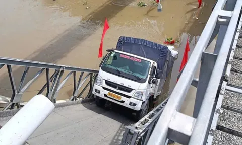 Xe tải chở gạo làm sập cầu ở Cần Thơ