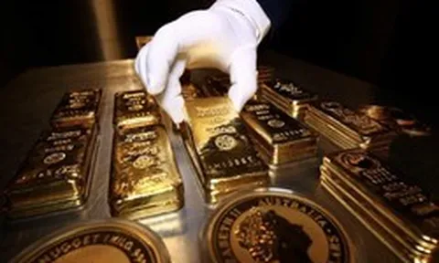 Giá vàng vượt mốc 4.500 USD/oz, một thế lực "xả kho" hàng tấn vàng