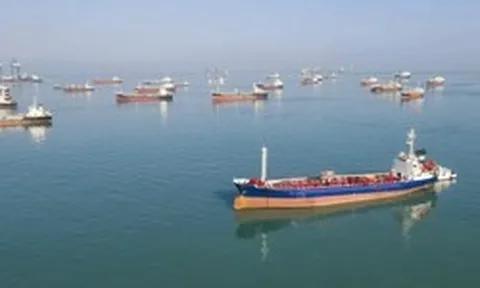 Hormuz vẫn dưới tầm kiểm soát của Iran, các 'ông lớn' dầu mỏ vẫn bất ngờ phát lệnh bốc hàng: Liệu có thỏa thuận ngầm?