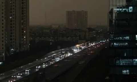 Bầu trời Hà Nội tối sầm lúc 9h, mưa dông bao phủ khắp nơi