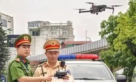 Hà Nội: CSGT dùng flycam kết hợp camera AI xử lý xe dừng đỗ sai quy định