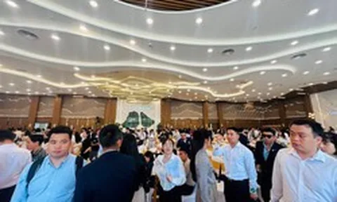 Hàng nghìn người “đổ bộ” Hạ Long ngày đầu nghỉ lễ vì siêu dự án 18 tỷ USD của tỷ phú Phạm Nhật Vượng