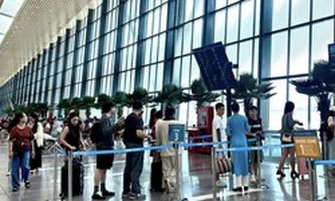 Người dân ùn ùn trở lại TPHCM sau lễ, giá vé máy bay từ Hà Nội vào Nam cao ngang dịp Tết