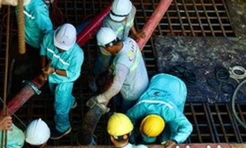Cầu đi bộ lá dừa nước vượt sông Sài Gòn tăng tốc về đích