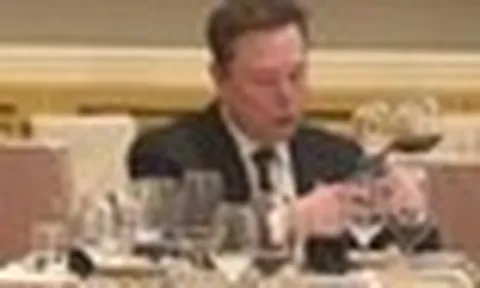 Tỷ phú Elon Musk dùng điện thoại gì?