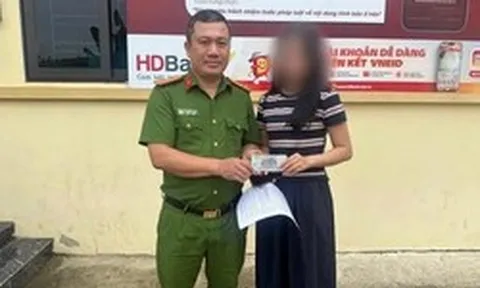 Cô gái trẻ lập tức rút toàn bộ số tiền được chuyển khoản, mang đến trụ sở công an