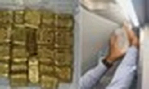 Phát hiện 24 thỏi vàng nặng gần 3 kg, trị giá gần 13 tỷ đồng giấu trong hộp loa thông báo trên máy bay