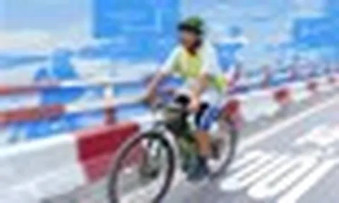 “Bị ném đá dữ dội” vì cho con nhỏ đạp xe 1.200 km xuyên Việt một mình