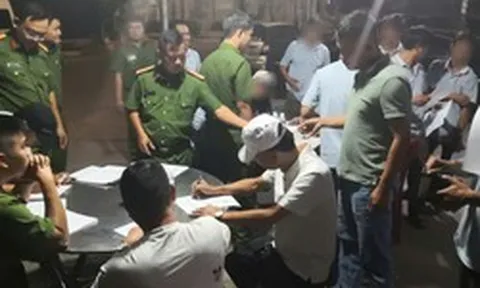 Công an kiểm tra một bãi xe lúc 4 giờ 30 phút