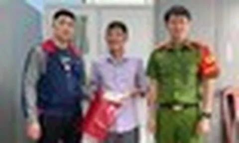 Công an xác minh xấp tiền 500.000 đồng cùng loạt giấy tờ bên trong túi nylon: Tổng số tiền 70 triệu đồng