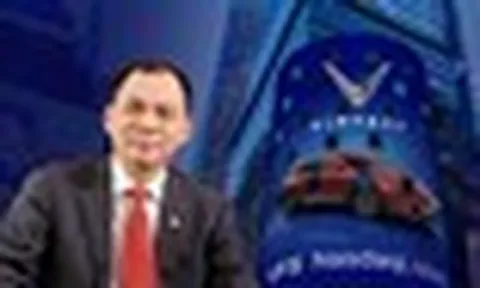 Tỷ phú Phạm Nhật Vượng hiện thực hoá phần quà trị giá gần 3 triệu đồng cho một nhóm khách Việt
