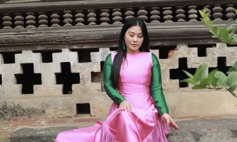 NSƯT Hương Giang trong trang phục của NTK Thạch Linh