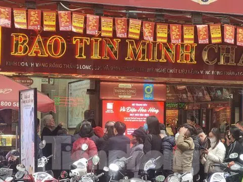 Giá vàng như lên đồng, người dân chờ mua trong vô vọng