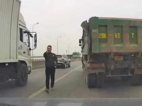 Xác minh tài xế xe tải đánh võng, chèn ép ô tô con trên cầu vượt ở Hà Nội