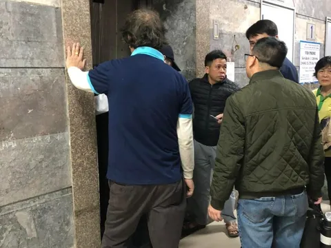 Hà Nội: Thang máy mắc kẹt khiến hàng chục người ở chung cư Đại Thanh bị "nhốt" hơn 1 tiếng, nhân chứng kể thêm chi tiết bức xúc
