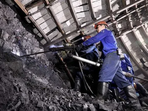 Một tập đoàn than chi hơn 22 tỷ đồng để 'rửa phổi' cho các thợ lò