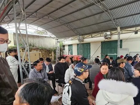 Dân xếp hàng từ 4 giờ sáng làm thủ tục đất đai