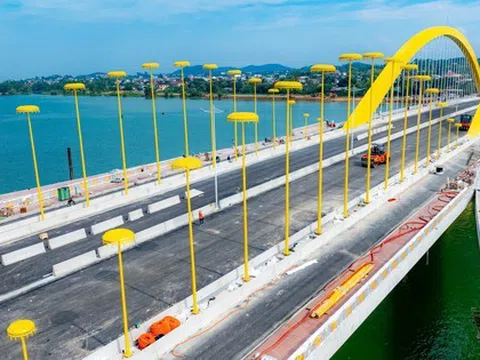 Độc lạ ‘lọng vàng cung đình’ trên cây cầu nghìn tỷ vượt sông Hương