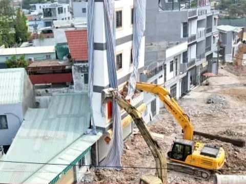 Dùng máy xúc chống đỡ nhà 3 tầng sắp sập: Chủ nhà bỏ ý định mời 'thần đèn' giải cứu