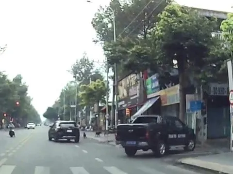 Xe biển xanh của Thanh tra giao thông Bình Dương vượt đèn đỏ, tài xế khai do "đau bụng"