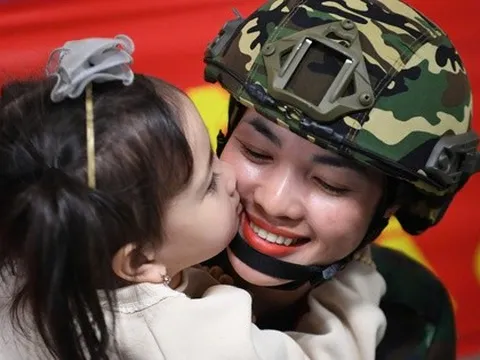 Ngắm "bóng hồng" lên tàu vào Nam tham gia lễ diễu binh dịp 30-4